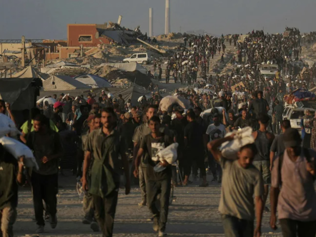 La destruction de Gaza, le déblayage des gravats et des humains de la ville de Gaza est en cours.