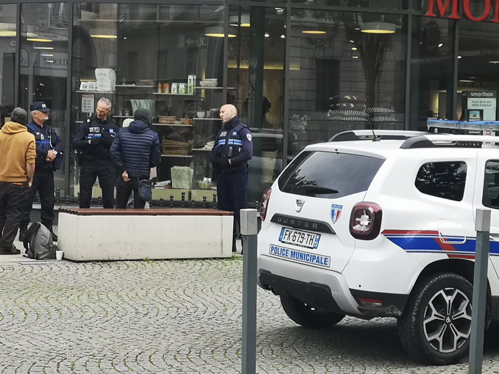 Le maire de Chambéry ; Thierry Repentin fait-il la chasse aux pauvres ?