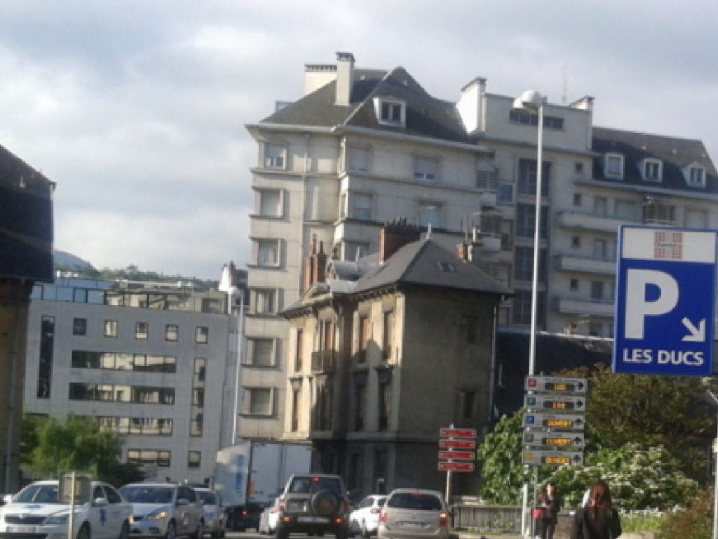 Stationnement gratuit à Chambéry le samedi après-midi : une triple erreur