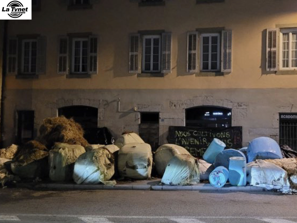 La permanence du député (NFP) de Chambéry , Jean François Coulomme murée par la FDSEA et les Jeunes Agriculteurs de la Savoie